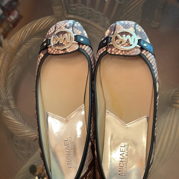 Size 8.5 Brand new only worn one time. Letter upper in mint condition MK. - Picture 3 of 8